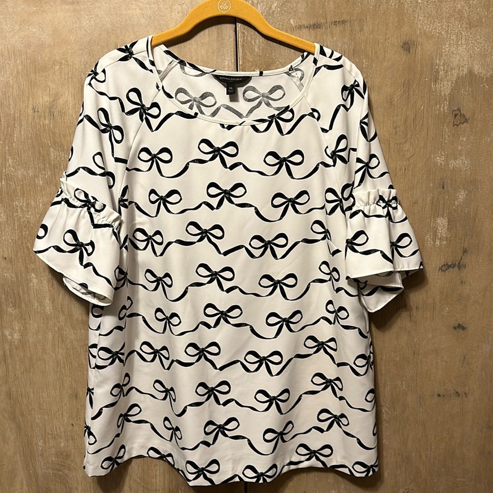 Cute top with bows and detailed sleeves